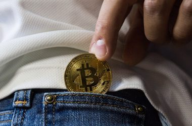 Mann steckt sich Bitcoin in Hosentasche